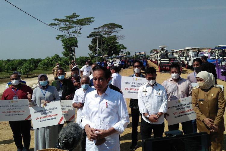 Presiden Joko Widodo (depan) saat memberikan keterangan kepada awak media di sela peluncuran food estate mangga di Desa Wotan, Kecamatan Panceng, Gresik, Jawa Timur, Senin (22/8/2022). *** Local Caption *** Presiden Joko Widodo (depan) saat memberikan keterangan kepada awak media di sela peluncuran food estate mangga di Desa Wotan, Kecamatan Panceng, Gresik, Jawa Timur, Senin (22/8/2022).