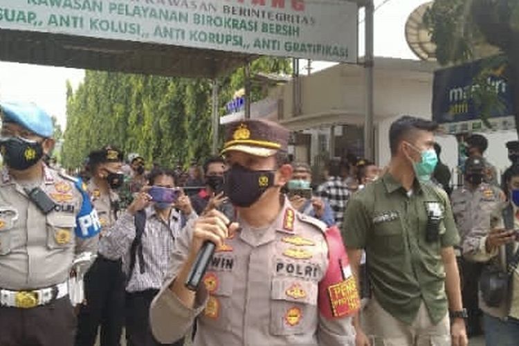 Kapolres Metro Jakarta Timur, Kombes Pol Erwin Kurniawan meminta simpatisan Rizieq Shihab tidak berkumpul di Pengadilan Negeri Jakarta Timur pada Selasa (16/3/2021).