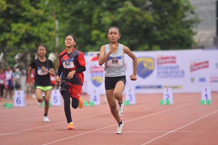 Persaingan sengit para pelajar tingkat SMP di Jawa Tengah saat berlomba pada babak  penyisihan nomor lari sprint 80 meter Energen Champion SAC Indonesia 2022 - Central Java Qualifiers di Stadion Tri Lomba Juang, Semarang, Kamis (8/12).