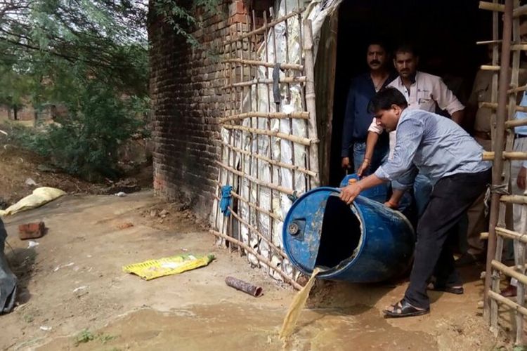 Minuman keras oplosan dibuang oleh pihak berwenang di India. (AFP)