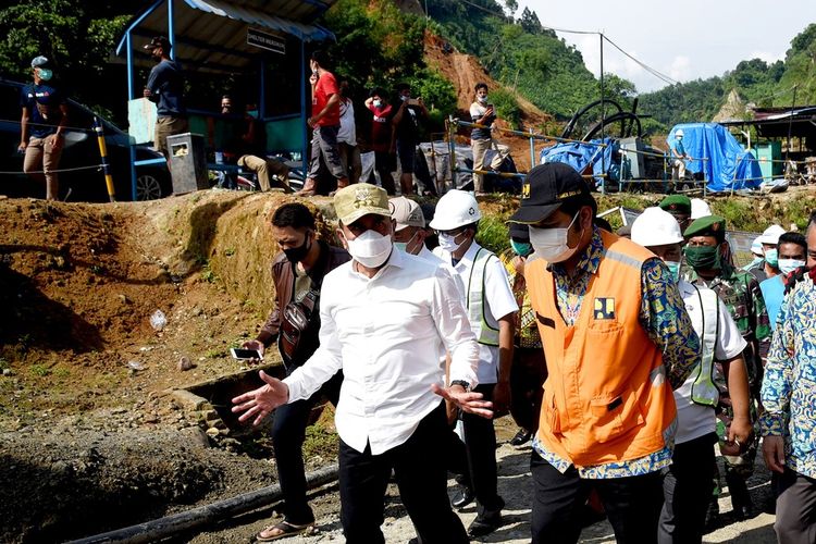 Gubernur Sumut Edy Rahmayadi meninjau lokasi banjir bandang di Bendungan Lau Simeme, Kecamatan Sibiru-biru,Rabu (15/4/2020)