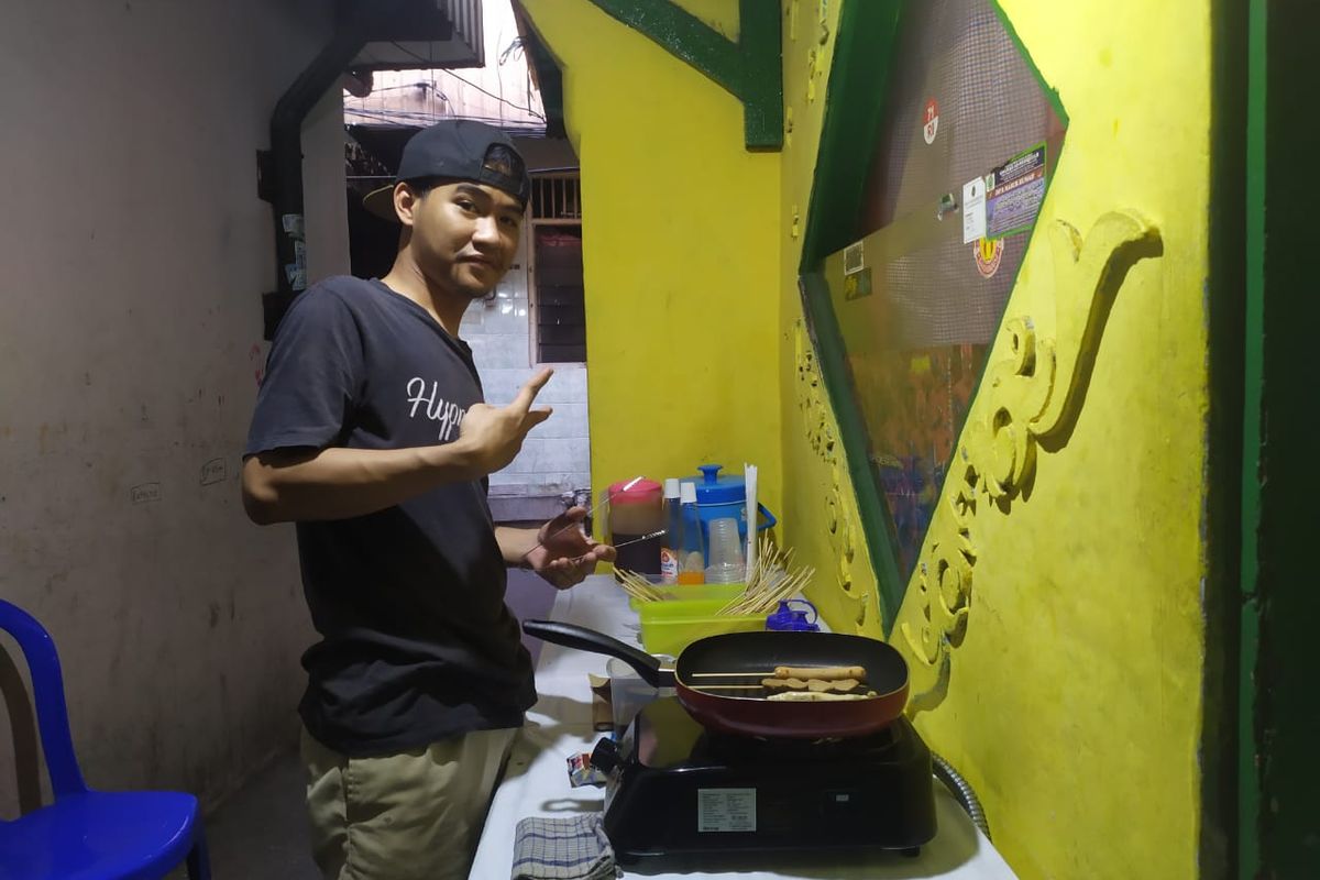 Junaidi sedang menyiapkan makanannya untuk dijual pada Rabu (7/10/2020) sore. Junaidi sempat berhenti kerja dari sebuah restoran di Jakarta Pusat dan memilih membangun usaha sendiri.