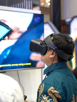 Salah satu pengunjung di booth Waskita Karya dalam International Conference on Infrastructure (ICI) di Jakarta pada 11-12 Juni 2025. 