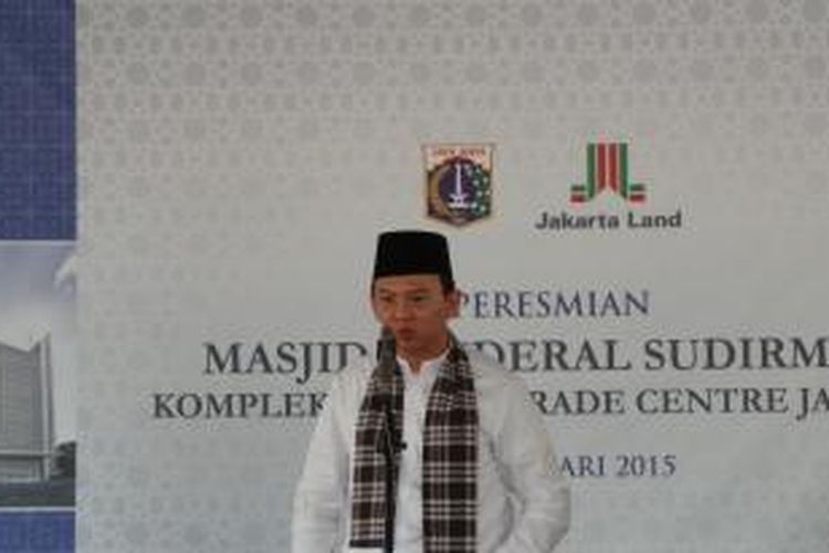 Gubernur DKI Jakarta Basuki Tjahaja Purnama saat meresmikan Mesjid Jenderal Sudirman, di Kompleks Perkantoran WTC, Jakarta, Jumat (27/2/2015).