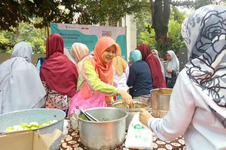 Terlihat seorang wanita tengah melayani jamaah Mesjid Salman yang hendak menikmati hidangan rendang yang disediakan gerakan Satu Ton Rendang Untuk Palu. Setelah menikmati rendang para jamaah membayar seikhlasnya, nantinya uang para jamaah ini akan didonasikan untuk membantu korban gempa Palu. 