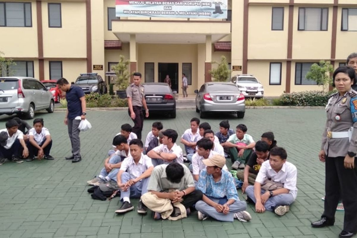 Petugas kepolisian mengamankan sejumlah pelajar yang hendak berangkat ke Jakarta untuk ikut berdemo, di Stasiun Bogor, Rabu (25/9/2019). Para pelajar itu diamankan setelah melawan petugas saat diminta untuk membubarkan diri.