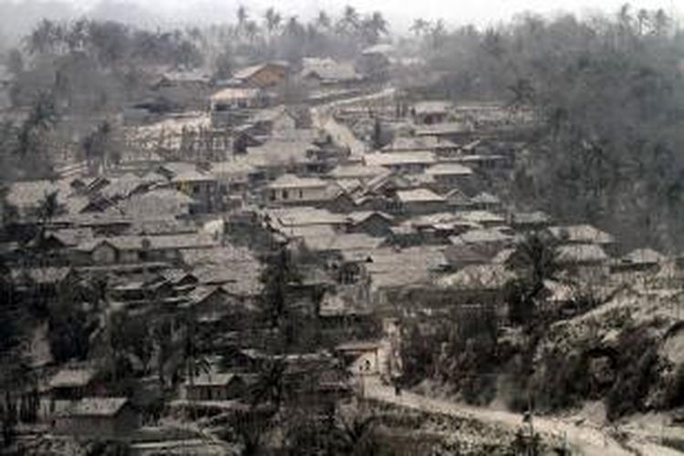 Kondisi perkampungan yang tertimbun abu vulkanik Gunung Kelud di Desa Pandansari, Kecamatan Ngantang, Kabupaten Malang, Sabtu (15/2/2014). Dua hari pascaerupsi Gunung Kelud, sejumlah warga mulai berani kembali ke rumah untuk melihat kondisi rumah dan hewan ternaknya. SURYA/HAYU YUDHA PRABOWO