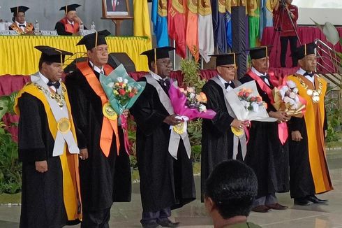 4 Profesor Dikukuhkan sebagai Guru Besar Universitas Cenderawasih Papua