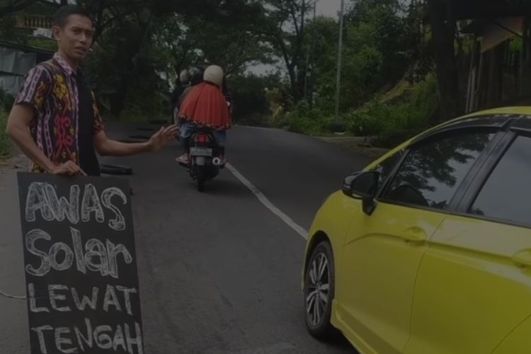 Sebanyak 4 pengendara sepeda motor berjatuhan di tanjakan Kalipancur Semarang