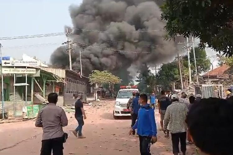 Ledakan sebuah rumah di Desa Banyuaju, Kecamatan Kamal, Kabupaten Bangkalan, Jawa Timur, Jumat (29/12/2023) menyebabkan kerusakan rumah dan petokoan.