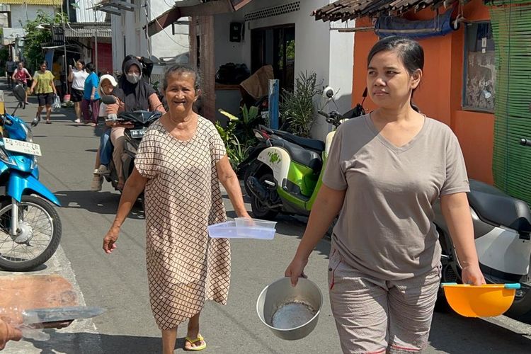 Kurangi Sampah Saat Idul Adha, Warga Solo Bawa Perabotan Rumah untuk Wadah Daging Kurban