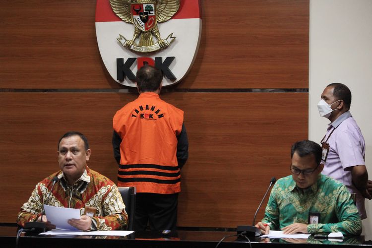 Ketua KPK Firli Bahuri (kiri)  dan Plt Jubir KPK Ali Fikri (kanan) menyampaikan keterangan penahanan terhadap tersangka Direktur PT. Diratama Jaya Mandiri (DJM) sekaligus Pengendali PT. Karsa Cipta Gemilang (KCG) Irfan Kurnia Saleh alias Jhon Irfan Kenway saat menggelar konferensi pers di Gedung KPK Merah Putih, Jakarta, Selasa (24/5/2022). Irfan Kurnia diduga korupsi pengadaan helikopter angkut  AW 101 VIP / VVIP di TNI Angkatan Udara Tahun 2016-2017, yang mengakibatkan kerugian negara mencapai Rp224 Miliar dari nilai kontrak Rp738, 9 Miliar.