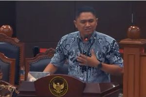 Dosen Menahan Tangis di Ruang Sidang MK: Tak Bisa Berikan Gaji Pertama untuk Orangtua Karena Terlalu Kecil