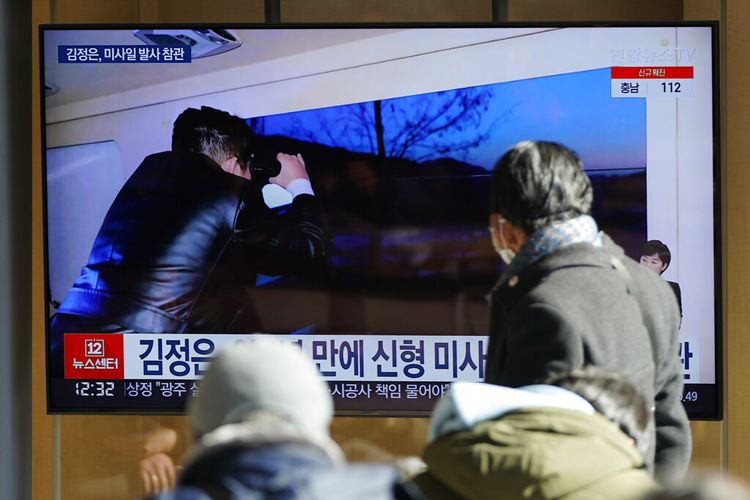 Orang-orang menonton layar TV yang menampilkan program berita yang melaporkan peluncuran rudal Korea Utara di stasiun kereta api di Seoul, Korea Selatan, Rabu, 12 Januari 2022. 