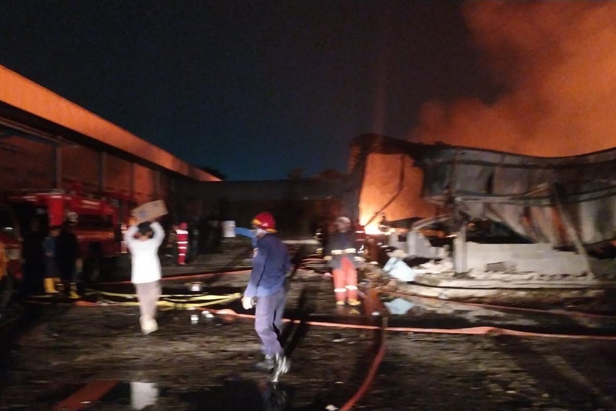 Area kebakaran yang terjadi di sebuah gudang plastik di Jalan Padat Karya No. 45, RT 02/RW 06 Kampung Pabuaran, Kelurahan Curug Kulon, Kecamatan Curug, Kabupaten Tangerang, Senin (19/9/2022).