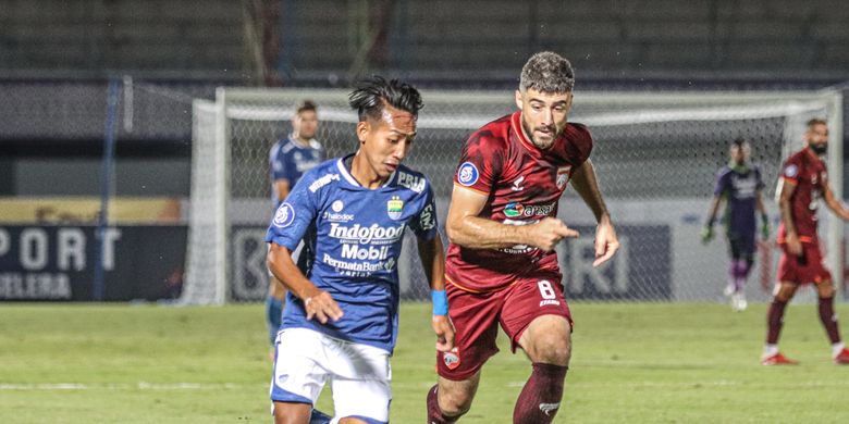 Pemain muda Persib Bandung, Beckham Putra, berusaha melewati penjagaan gelandang Borneo FC, Nuriddin Davronov, pada laga lanjutan pekan keempat Liga 1 2021-2022 yang berlangsung di Stadion Indomilk Center, Tangerang, Kamis (23/9/2021) malam WIB.