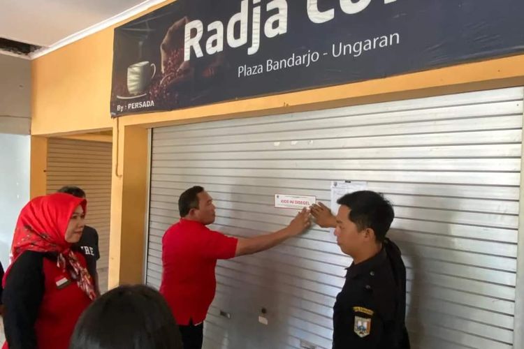 Petugas Diskumperindag Kabupaten Semarang menyegel kios yang menunggak pembayaran retribusi