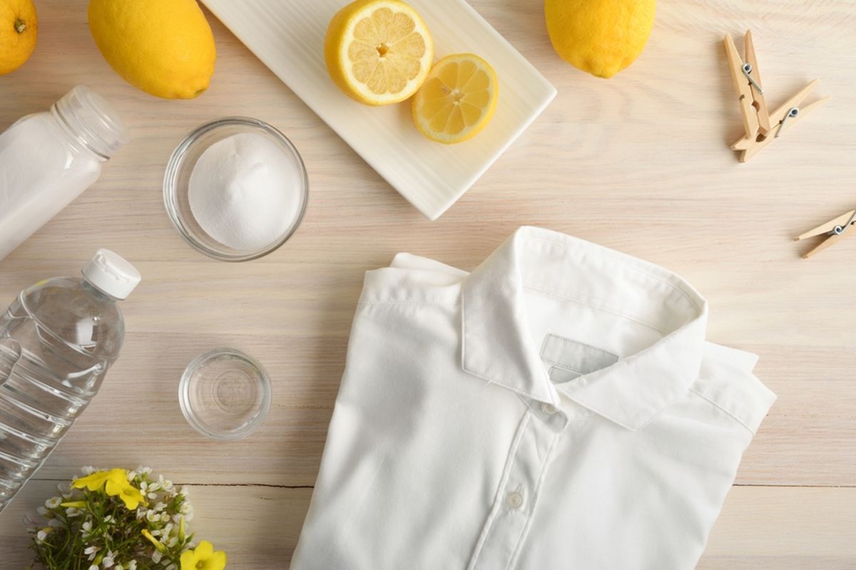 Ilustrasi penggunaan lemon untuk mencuci pakaian putih. 