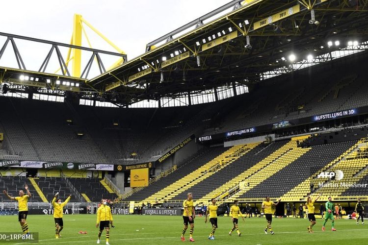 Para pemain Borussia Dortmund merayakan kemenangan 4-0 atas Schalke di laga pertama kembalinya Bundesliga setelah absen dua bulan karena pandemi virus corona pada 16 Mei 2020.