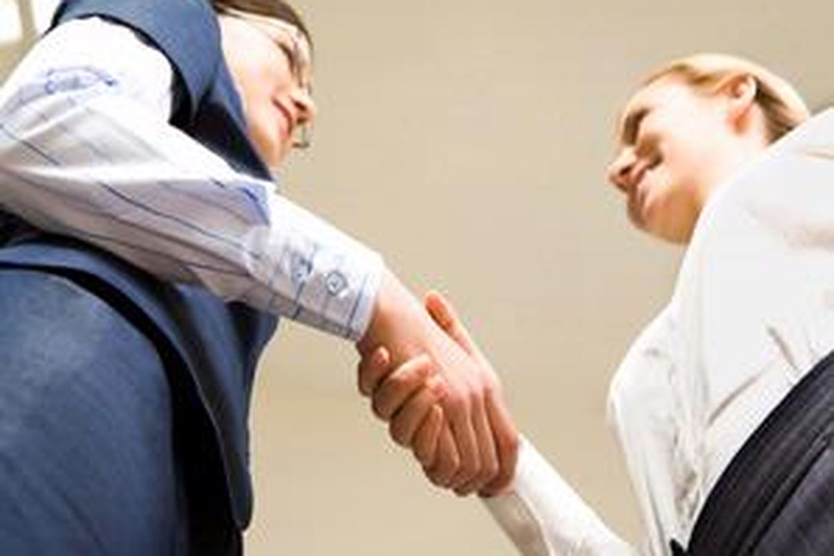 Perhatikan gerak tubuh lawan bicara Anda untuk memperkirakan apakah mereka berkenan peluk-cium atau tidak. 