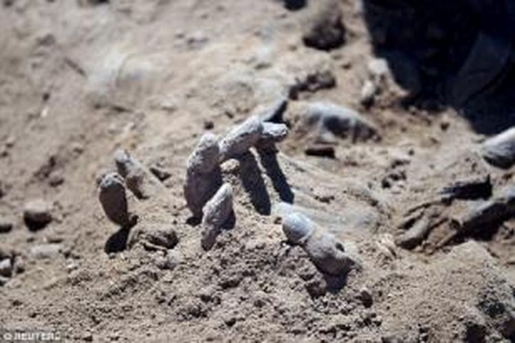 Kuburan massal sejumlah 1.700 tentara Irak ditemukan dan mulai digali