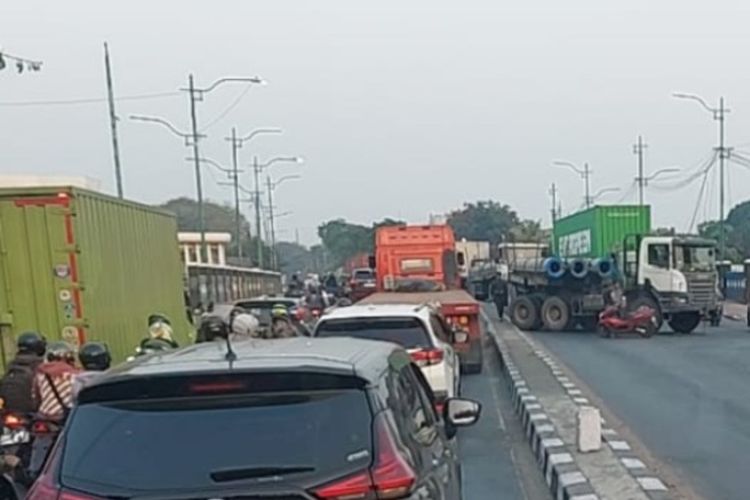Truk Kontainer Mogok di Cakung Jaktim, Sejumlah Rute Transjakarta dan Mikrotrans Terlambat