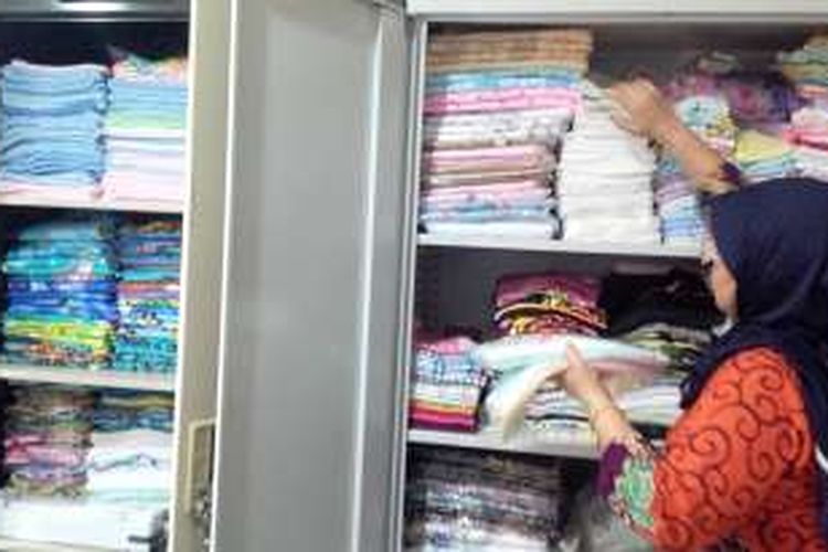 Kumaya (58), menunjukkan lemari pakaian yang dipersiapkan di shelter KJRI Kuching.