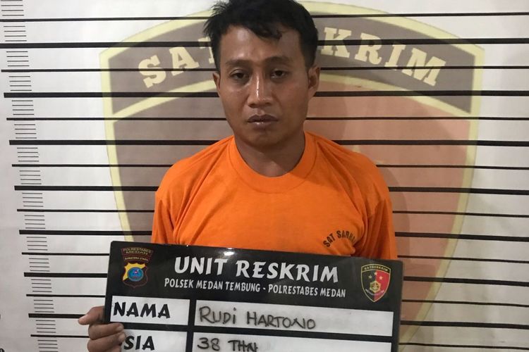 Rudi Hartono ditahan di Polsek Tembung pada Jumat (2/5/2025) karena mengambil beras sekarung dengan memberi ijazah di warung warga Desa Cinta Rakyat, Kabupaten Deli Serdang. 