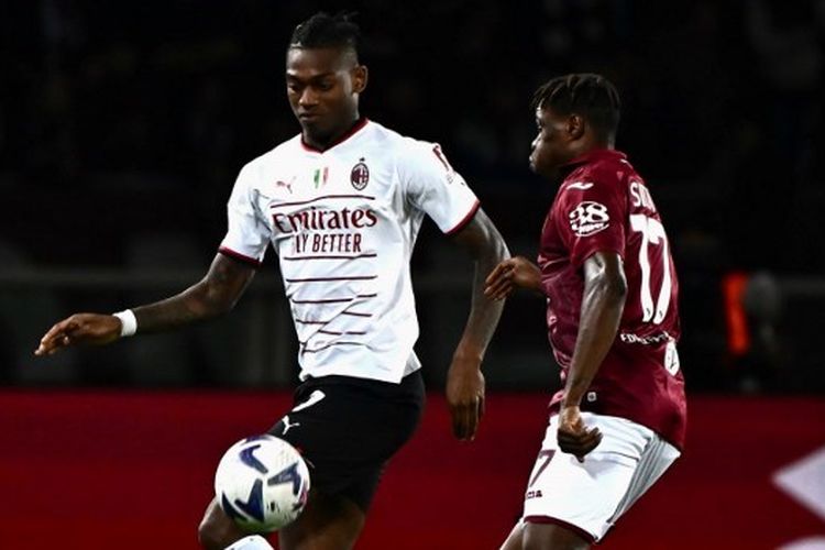 Rafael Leao (kiri) berebut bola dengan Wilfried Singo dalam laga Torino vs AC Milan pada pekan ke-12 Liga Italia 2022-2023 yang digelar di Stadion Olimpico Turin, Minggu (30/10/2022) malam WIB.  Laga Milan vs Torino kembali tersaji pada babak 16 besar Coppa Italia 2022-2023 di Stadion San Siro, Rabu (11/1/2023) malam waktu setempat.