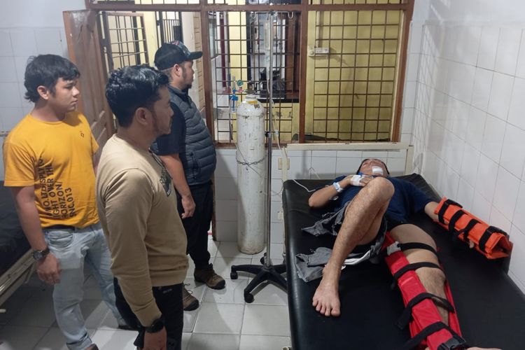 Petugas kepolisian saat membawa pelaku pengedar narkoba ke rumah sakit, karena patah kaki dan tangan akibat loncat dari lantai tiga hotel di Kabupaten Kampar, Riau, Selasa (19/9/2023).