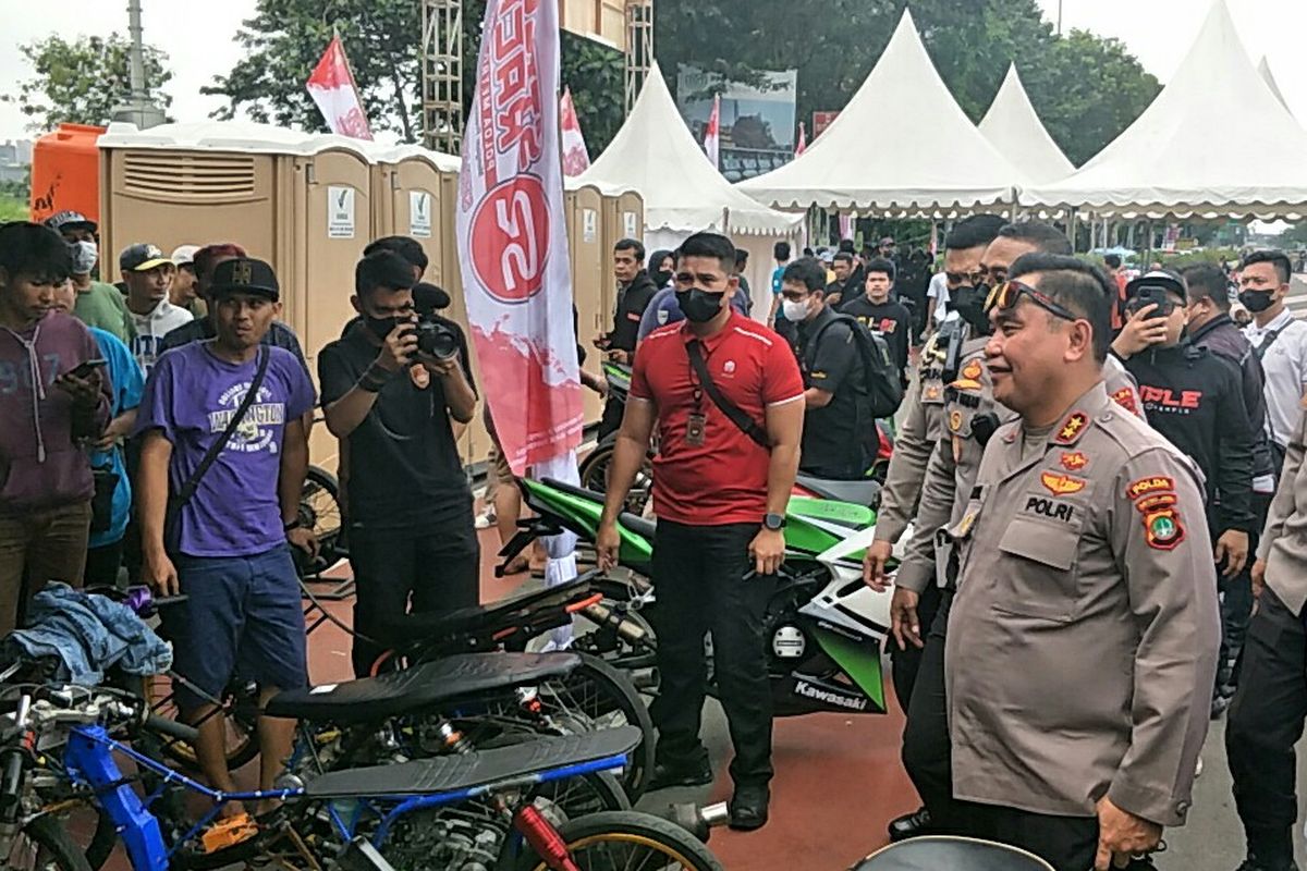 Kapolda Metro Jaya Irjen Fadil Imran saat berbincang dengan komunitas pebalap sepeda motor di arena Street Race Kemayoran, Jakarta Pusat, Sabtu (3/9/2022). 