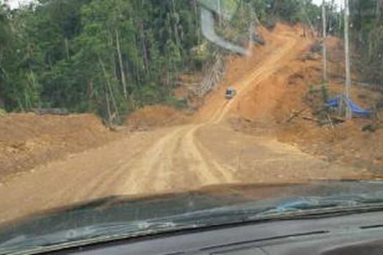 Jalan yang harus dilintasi dalam perjalanan dari Desa Desa Sungai Anai ke Desa Data Dian, di Kayan Hilir, Malinau, Kalimantan Utara, Sabtu (6/12/2014).