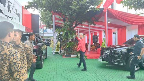 Kenakan Jas Merah, Ganjar Tiba di HUT Ke-51 PDI-P