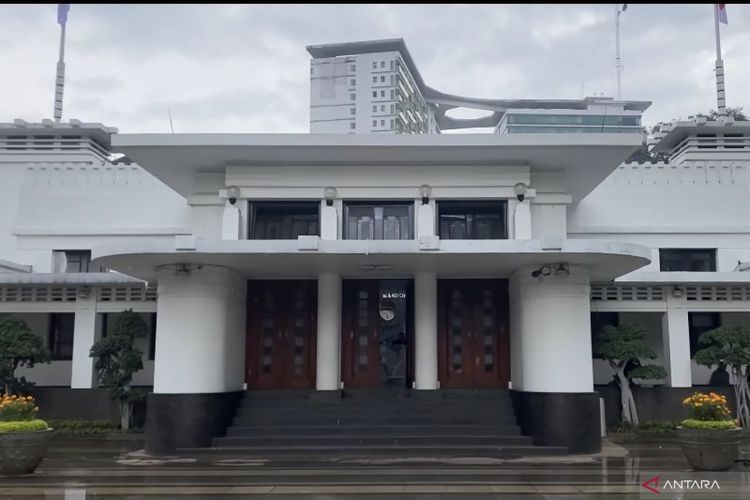 Situasi di kawasan Balai Kota Bandung, Jawa Barat, Kamis (2/5/2024).
