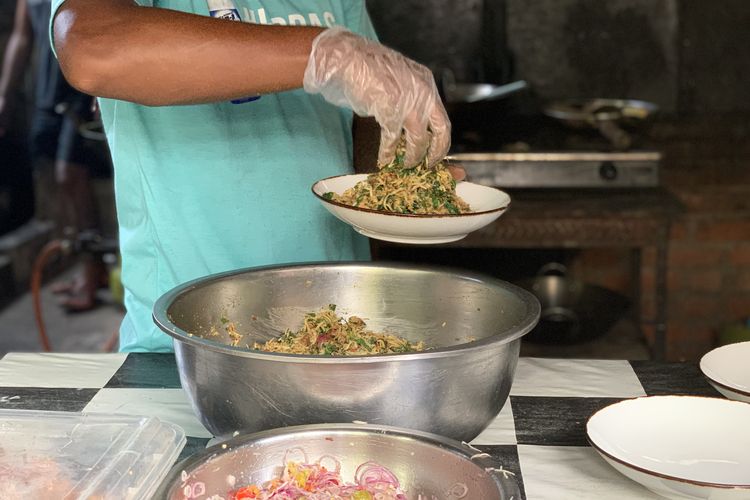 Pembuatan lawar daun cabe bum, makanan di Dapur Bali Mula.