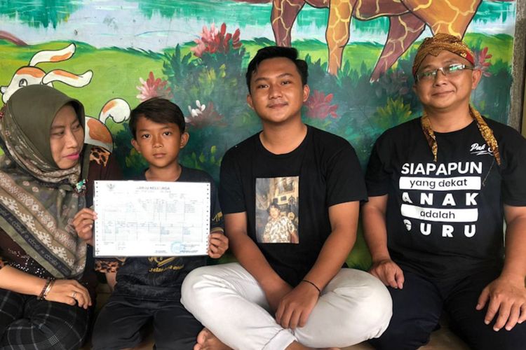 Mustagfirin Nazhmi Ramadhan Dot Com, serta Daffa Fawwaz Robbani Dot Com, saat foto bersama kedua orang tua. Minus Salsabila Sofwah Alamak Dot Com.