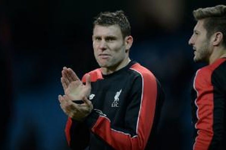 Gelandang Liverpool, James Milner (kiri), melakukan pemanasan jelang laga Premier League kontra Manchester City di Stadion Etihad, Sabtu (21/11/2015).