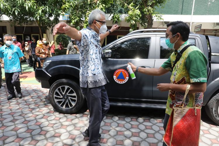 Gubernur Jawa Tengah Ganjar Pranowo kini mengendarai mobil Nissan Navara untuk membawa beras dan sembako lainnya kunjungan ke daerah. Beras dan sembako tersebut akan dibagikan kepada masyarakat yang membutuhkan.