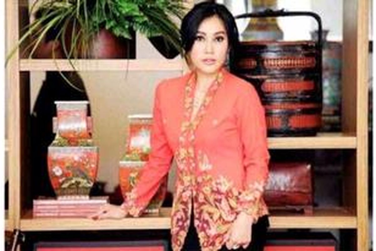 Menurut Sinta Lie, aura otentik kebaya peranakan hanya bisa moncer jika memang dikerjakan oleh orang peranakan.