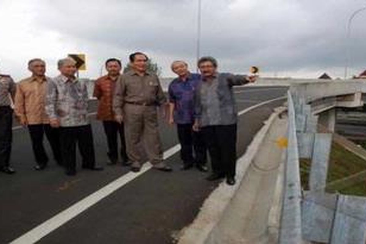 Hermanto Dardak, Wakil Menteri Pekerjaan Umum (kanan), Ismet Iskandar, Bupati Tangerang (2 dari kanan) dan Theo Sambuaga, President Lippo Group didampingi pejabat lainnya, tampak saling berbincang saat meresmikan Fly Over Lippo Village, Tangerang, Banten, Jumat (4/2). Fly over tersebut merupakan akses langsung dari kota mandiri Lippo Village menuju tol Jakarta  Merak yang memberikan kemudahan mobilitas bagi penghuni. Panjang Fly Over Lippo Village mencapai 1,9 km dengan lebar 9 meter dengan nilai total investasi Rp 22 miliar.   