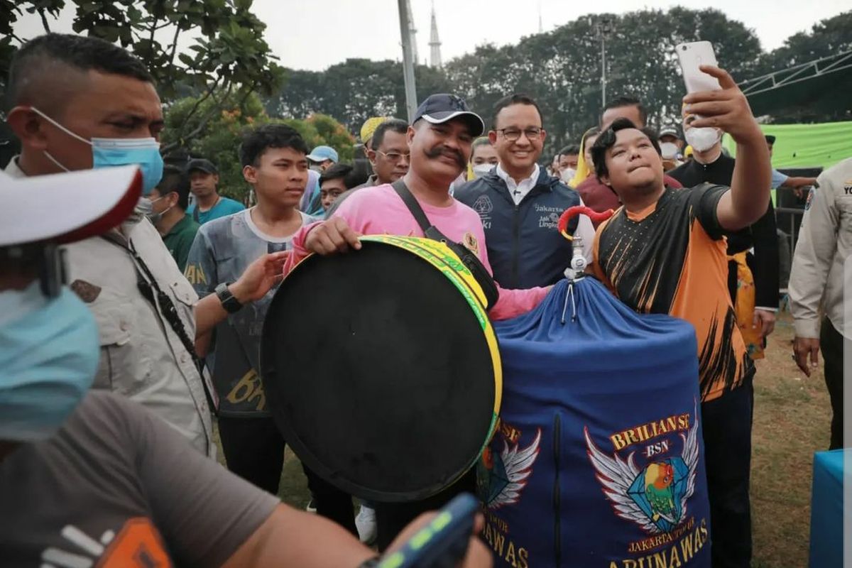 Anies Baswedan tidak mengenakan masker saat menghadiri Lomba Kicau Burung di Lapangan Banteng.