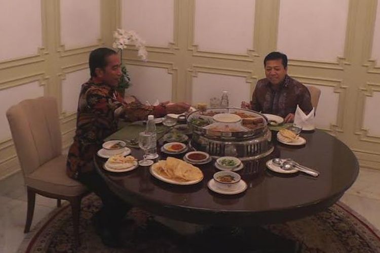 Presiden Joko Widodo dan Ketua Umum Partai Golkar Setya Novanto makan sore di Istana Merdeka, Jakarta, Selasa (22/11/2016).