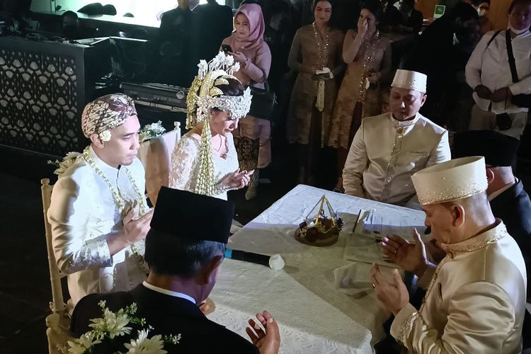  Ikmal Tobing resmi menikah dengan Indah Lolyta di Q Lounge, hotel Sultan, Jakarta Pusat, Sabtu (25/6/2022).