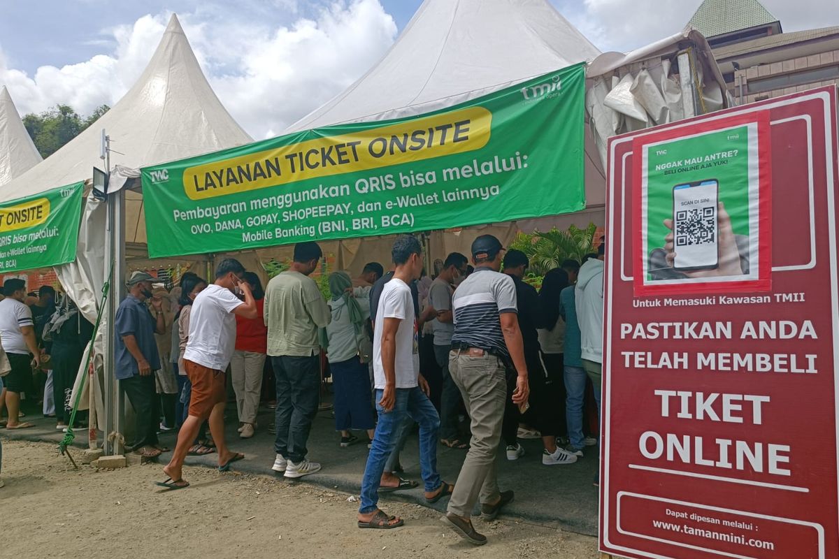 Suasana wisatawan saat liburan di Taman Mini Indonesia Indah, Jakarta Timur, saat cuti bersama Hari Raya Imlek pada Senin (23/1/2023).