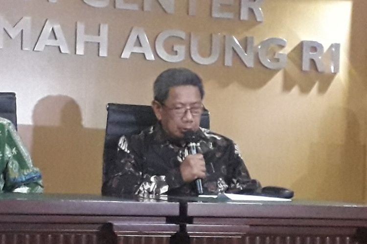 Ketua Ikatan Hakim Indonesia Suhadi dalam konferensi pers terkait kasus penyerangan hakim PN Jakarta Pusat di Mahkamah Agung, Jumat (19/7/2019).