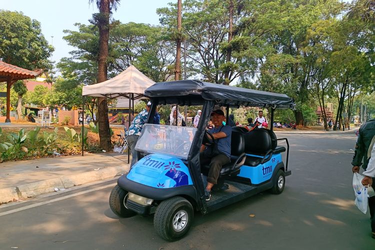 Golf cart di Taman Mini Indonesia Indah (TMII), Jakarta Timur, Minggu (3/9/2023).