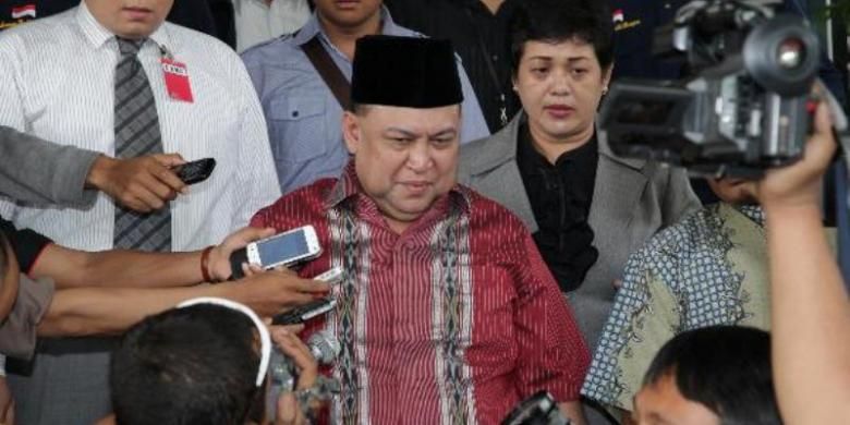 Mochtar Mohammad, saat masih menjabat Wali Kota Bekasi, keluar dari ruang pemeriksaan Komisi Pemberantasan Korupsi (KPK), Jakarta, Jumat (8/4/2011).  