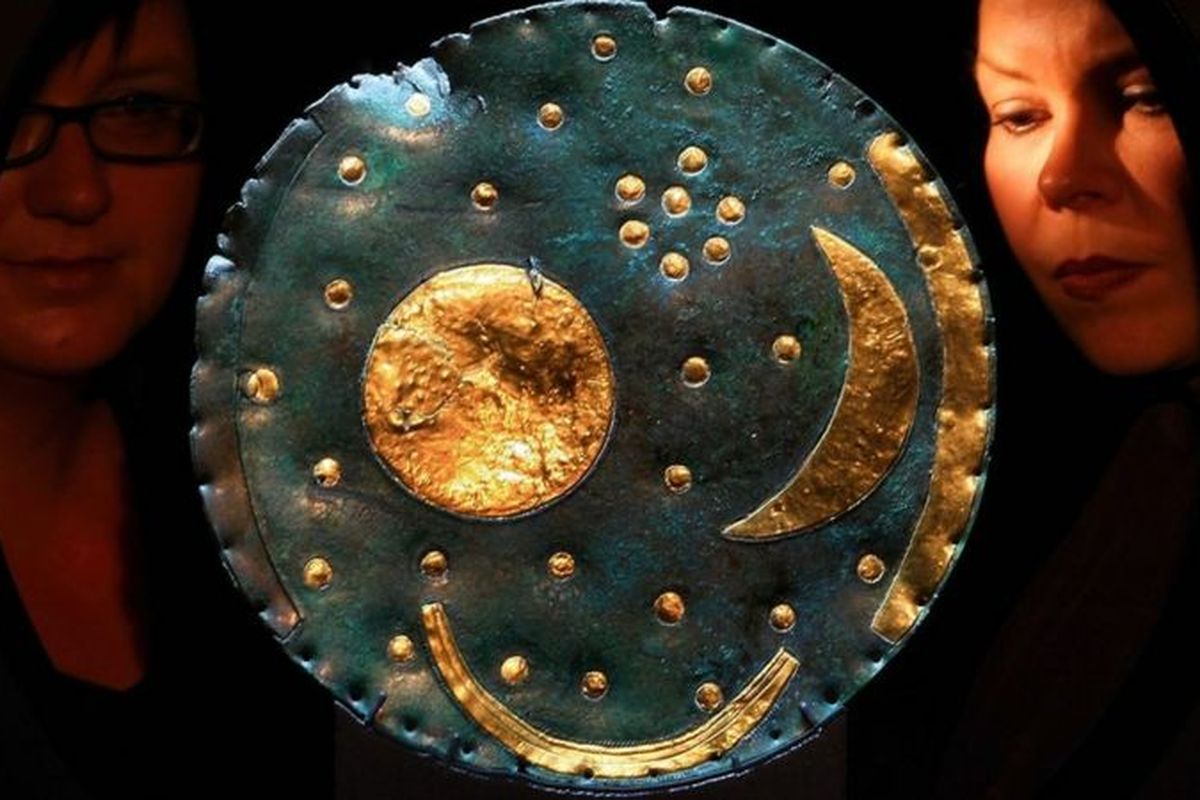 Cakram Langit Nebra adalah milik museum di Halle, Jerman tetapi dipinjamkan kepada British Museum. Peta Bintang Tertua ini diyakini berasal dari Zaman Perunggu Eropa.