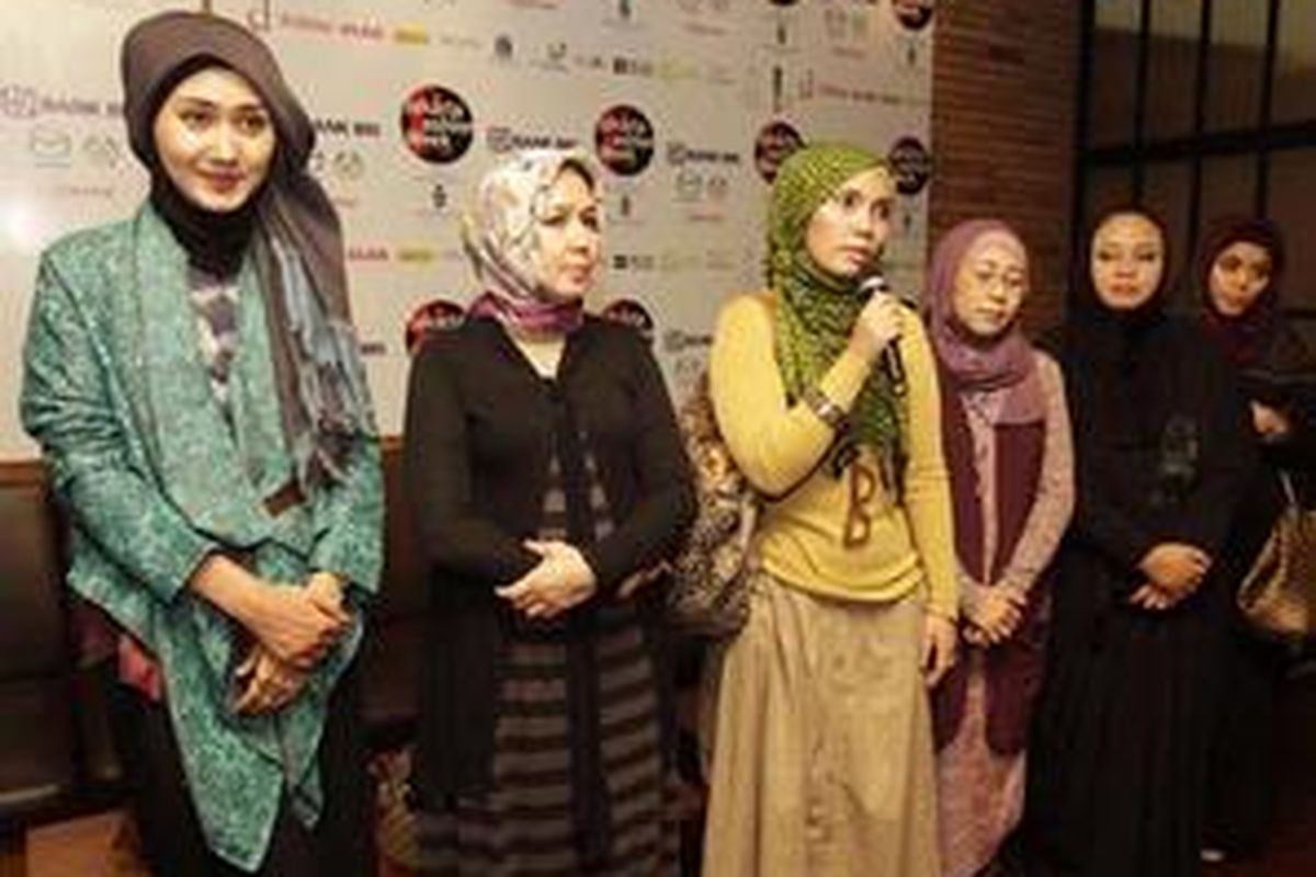 Desainer busana muslim dari Asosiasi Perancang Pengusaha Mode Indonesia, APPMI, berperan aktif dalam mendorong perkembangan busana muslim di Indonesia. Kiri-kanan: Dian Pelangi, Merry Pramono, Irna Mutiara, Jeny Tjahyawati, Hannie Hananto, dan Najwa Yanti.