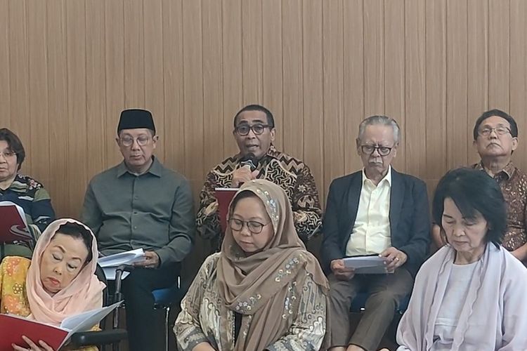 Anggota Gerakan Nurani Bangsa (GNB) Pendeta Jacky Manuputty dalam konferensi pers GNB mengawali tahun 2026, di Gereja Katedral, Jakarta, Selasa (13/1/2026).